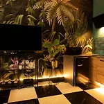 Jungle Apartment *