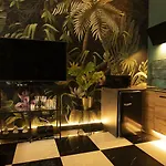 Jungle Apartment *